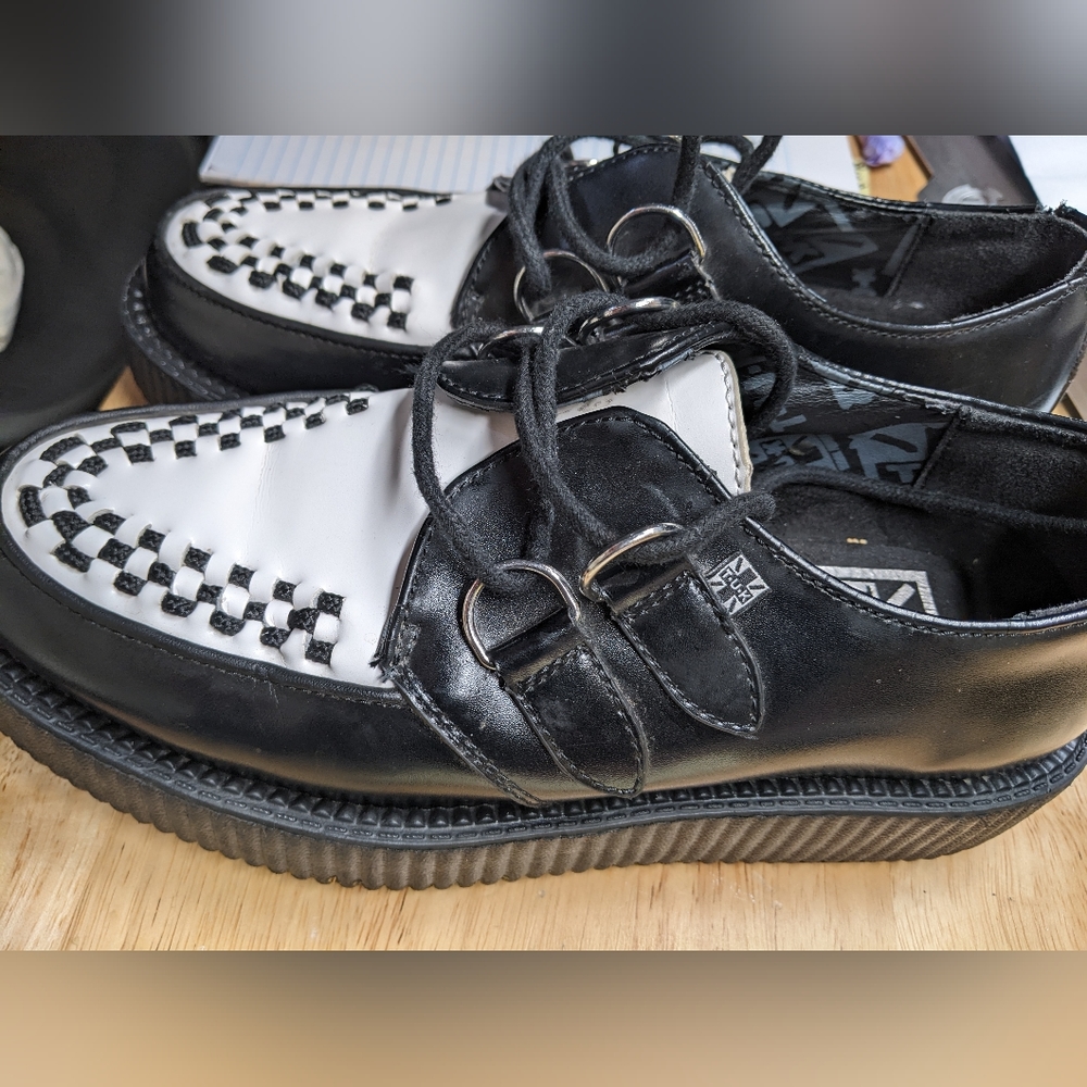 Shoes - Picture 3 of 7